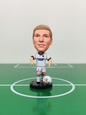 Фигурка Toni Kroos в форме Real Madrid (6,5 см) Фигурка Toni Kroos в форме Real Madrid (6,5 см)